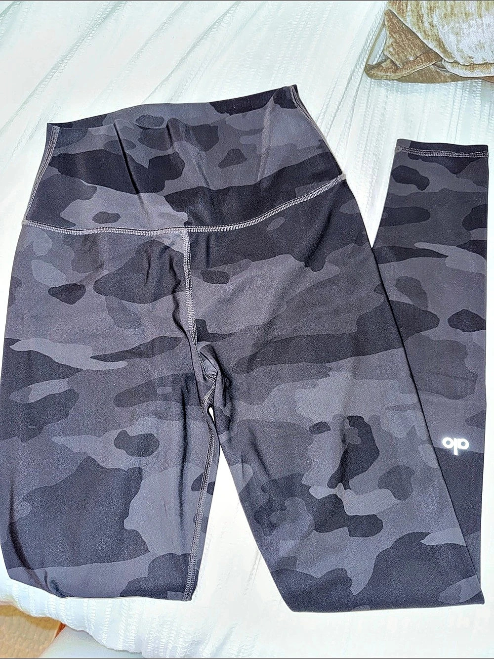 Alo Camo Leggings in Black & Gray Like New
